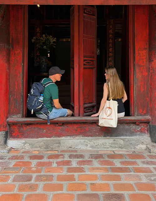 Mann und Frau am Literaturtempel in Hanoi, Vietnam