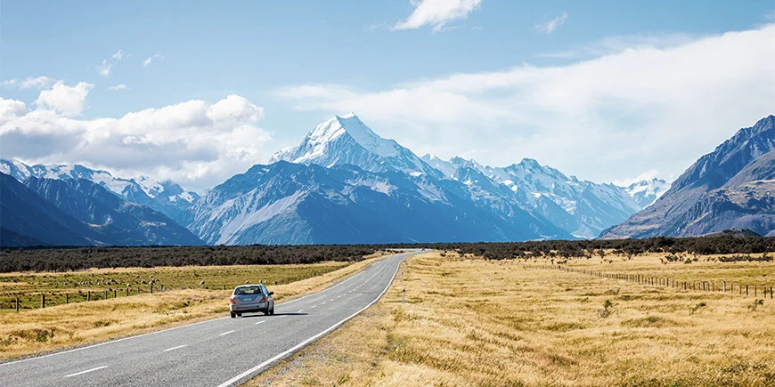 Auto fährt durch wunderschöne Landschaften in Neuseeland