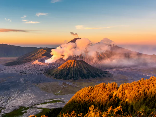 Sonnenaufgang über dem Mount Bromo auf Java in Indonesien