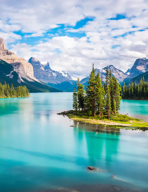 Spirit Island auf dem Maligne Lake bei Sonnenuntergang im Jasper-Nationalpark