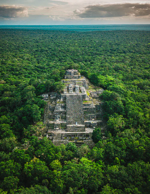 Ruinen der antiken Maya-Stadt Calakmul, umgeben vom Dschungel
