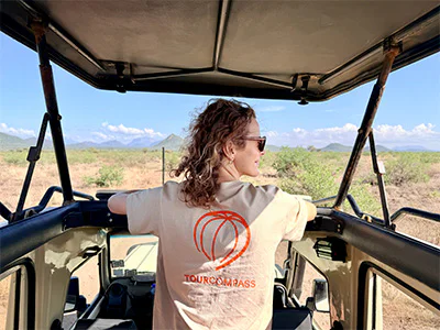 Frau im TourCompass-T-Shirt auf Safari im Samburu im November