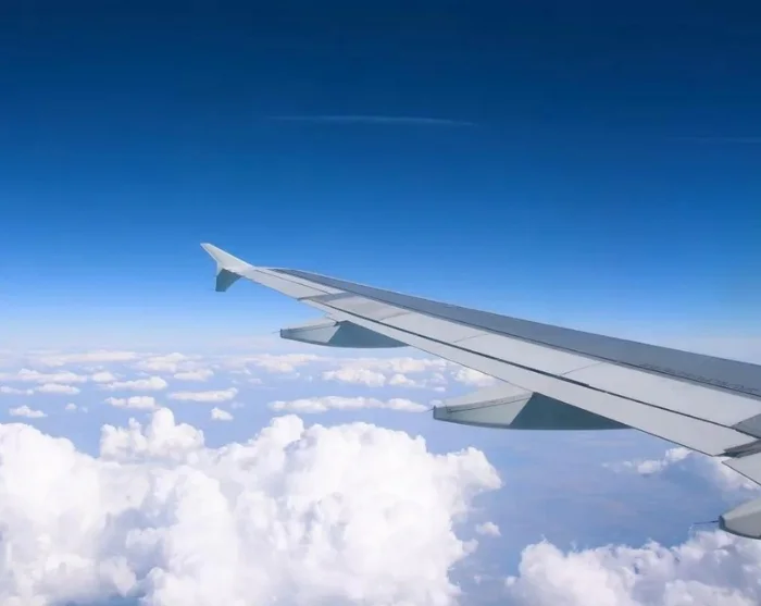 Flugzeugtragfläche über den Wolken auf dem Weg zu Ihrem Reiseziel