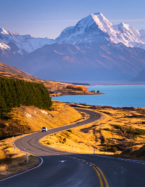 Der Mount Cook ragt hoch über dem blauen Wasser des Lake Pukaki auf der Südinsel Neuseelands.