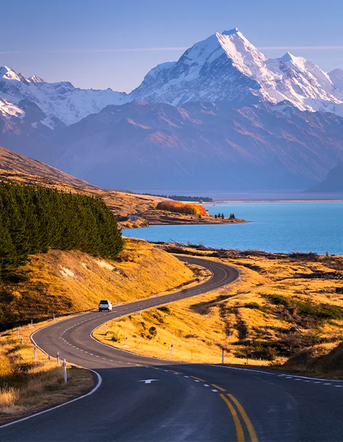 Der Mount Cook ragt hoch über dem blauen Wasser des Lake Pukaki auf der Südinsel Neuseelands.