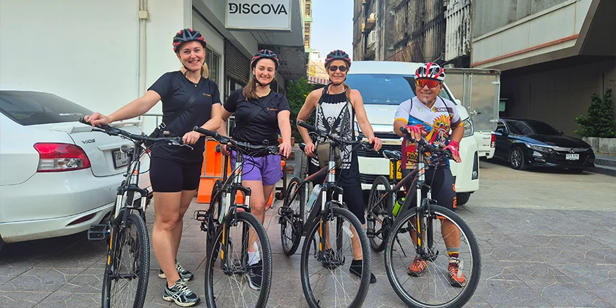 Eine Gruppe von TourCompass mit ihren Fahrrädern in Bangkok