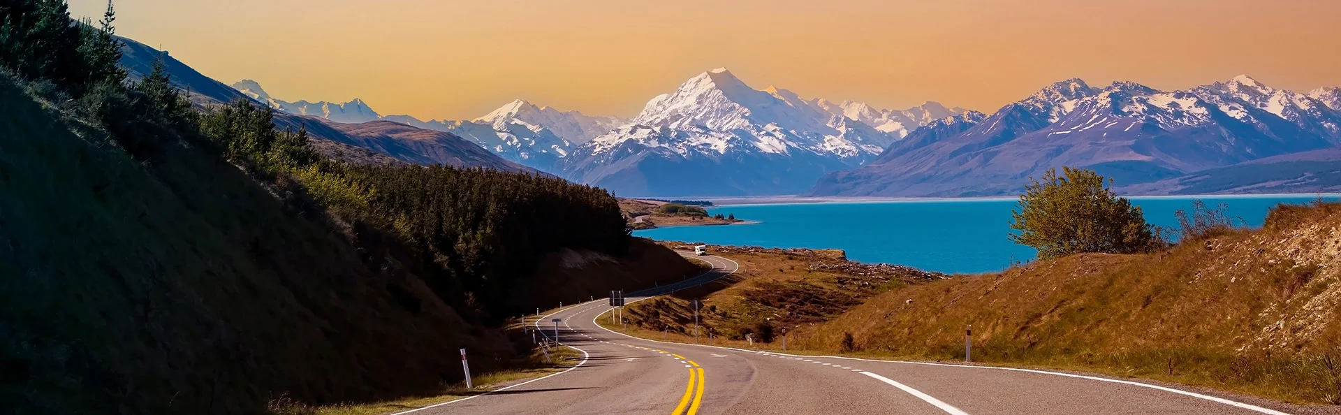 Sonnenuntergang entlang der Straße zum Aoraki/Mount Cook in Neuseeland