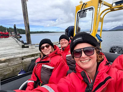 Bianca und zwei Kollegen von TourCompass sitzen in einem Boot auf dem Weg zu einer Walbeobachtungstour in Kanada