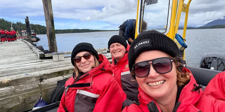 Bianca und zwei Kollegen von TourCompass sitzen in einem Boot auf dem Weg zu einer Walbeobachtungstour in Kanada