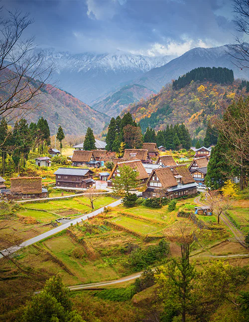 Blick auf das Bergdorf Shirakawa-go
