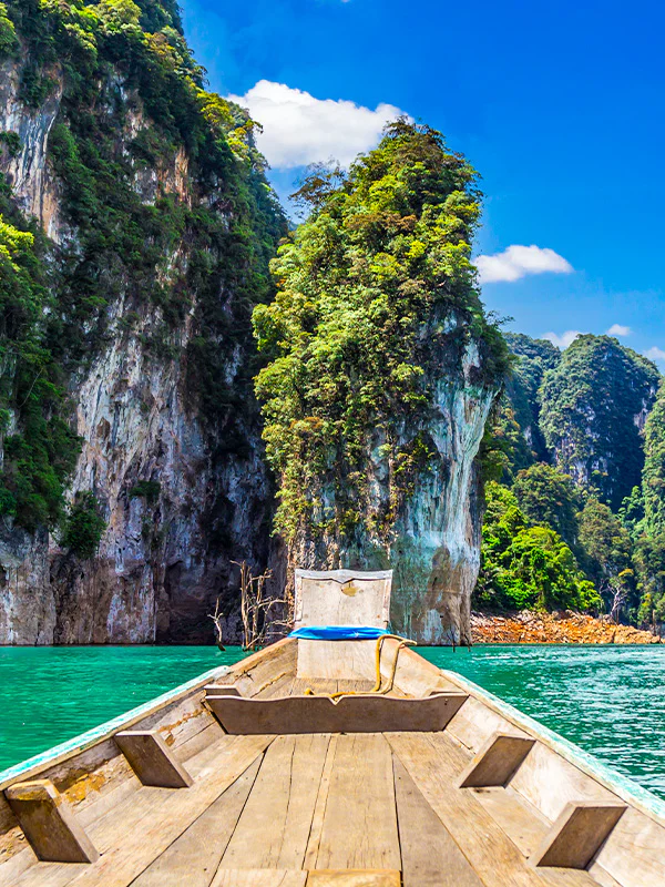 Boot in traumhafter Umgebung in Thailand