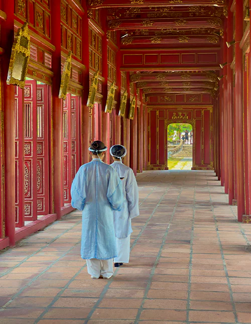 Menschen in traditioneller Kleidung in der alten Kaiserstadt Hué, Vietnam