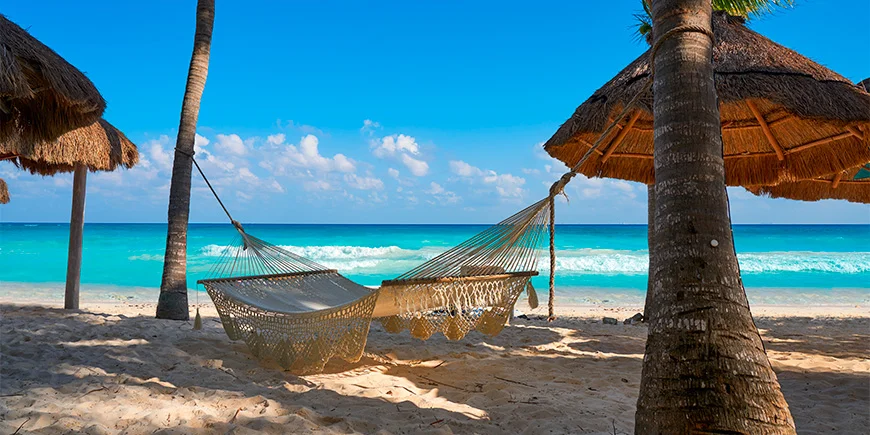Hängematte am Strand von Playa del Carmen in Mexiko
