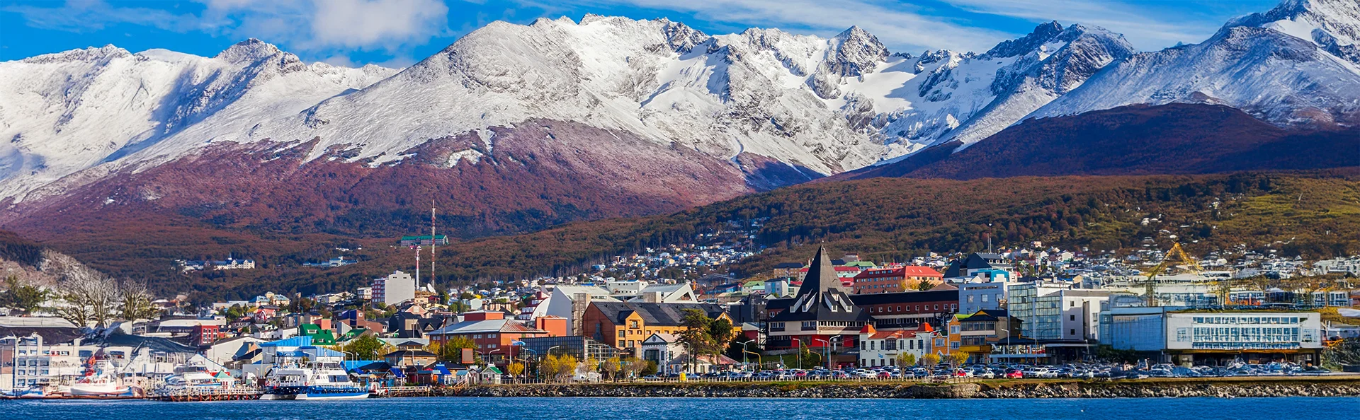 Luftaufnahme von Ushuaia und den dahinterliegenden Bergen im Süden Argentiniens