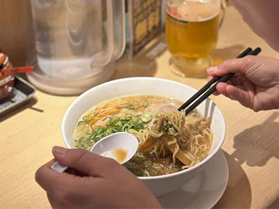 Frauen, die in Japan Ramen essen