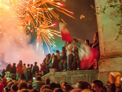 Eine große Menschenmenge feiert den mexikanischen Unabhängigkeitstag im Stadtzentrum mit Flaggen und Feuerwerk