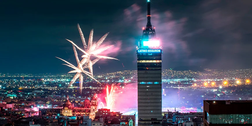 Blick auf Mexiko-Stadt am Abend des Unabhängigkeitstags, an dem ein Feuerwerk in prächtigen Farben gezündet wird