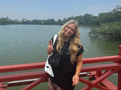 Millie vor dem Hoan-Kiem-See