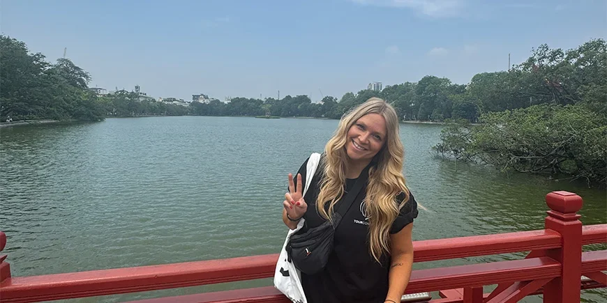 Millie vor dem Hoan-Kiem-See