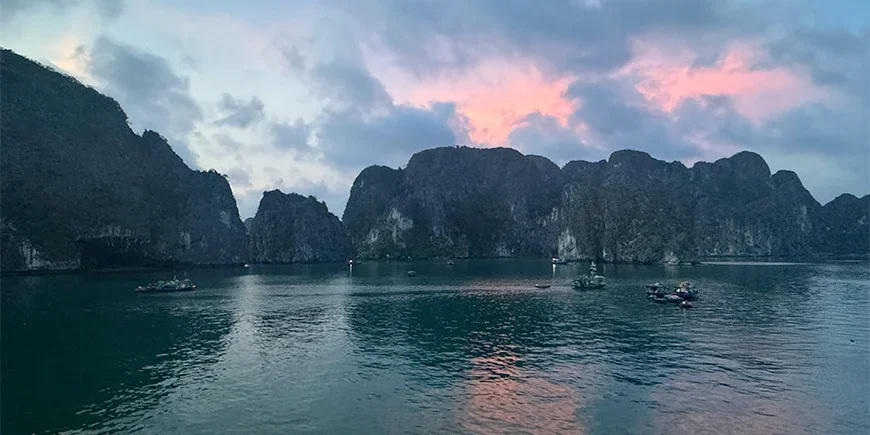 Sonnenuntergang über der Halong-Bucht