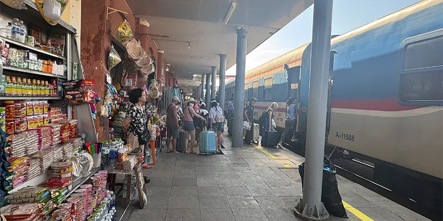 Beim Einsteigen in einen Zug in Vietnam