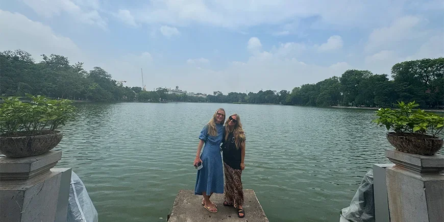 Steffie und Millie am Hoan-Kiem-See in Hanoi
