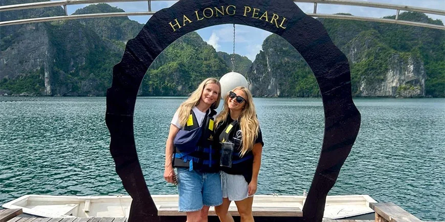 Millie und Steffie in der Halong-Bucht