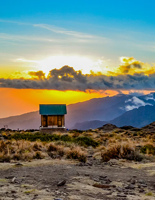 Kleine Hütte an den Hängen des Kilimandscharos bei Sonnenuntergang.
