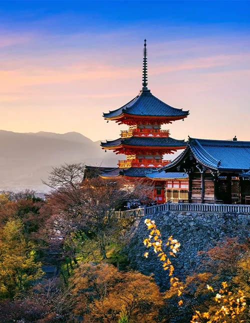 Sonnenuntergang über dem Kiyomizu-Tempel in Kioto, Japan
