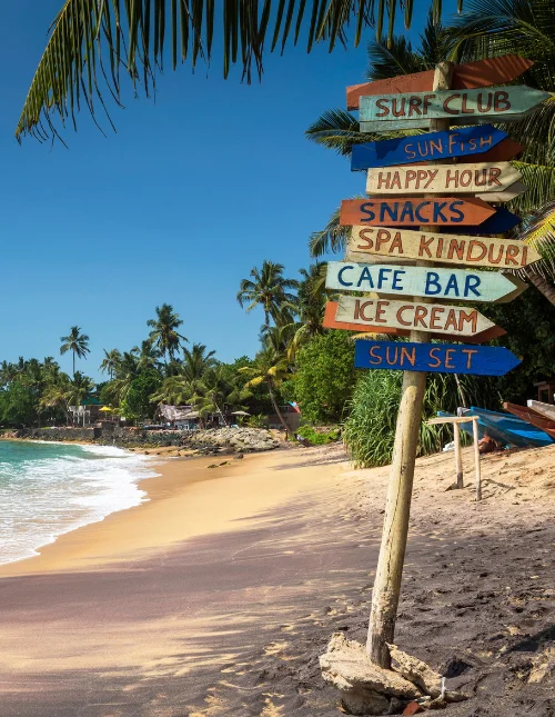 Farbenfrohes Holzschild am Strand von Mirissa in der Südprovinz Sri Lankas