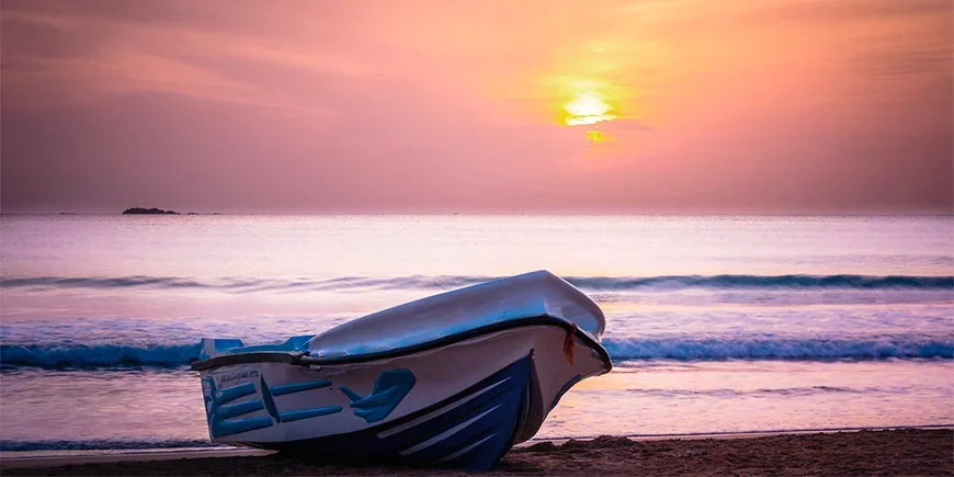 Boot bei Sonnenuntergang vor dem Strand von Nilaveli