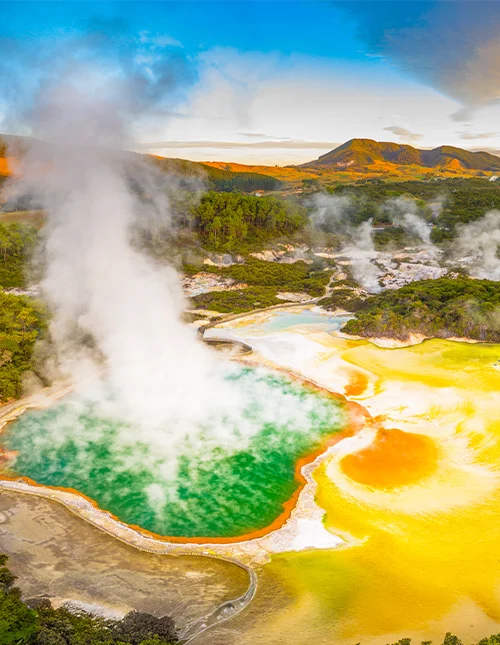 Ein farbenprächtiges geothermales Schutzgebiet mit heißen Schwefelquellen auf der Nordinsel Neuseelands.