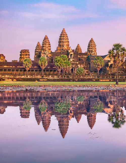 Der Tempel Angkor Wat spiegelt sich im Wasser beim Sonnenaufgang