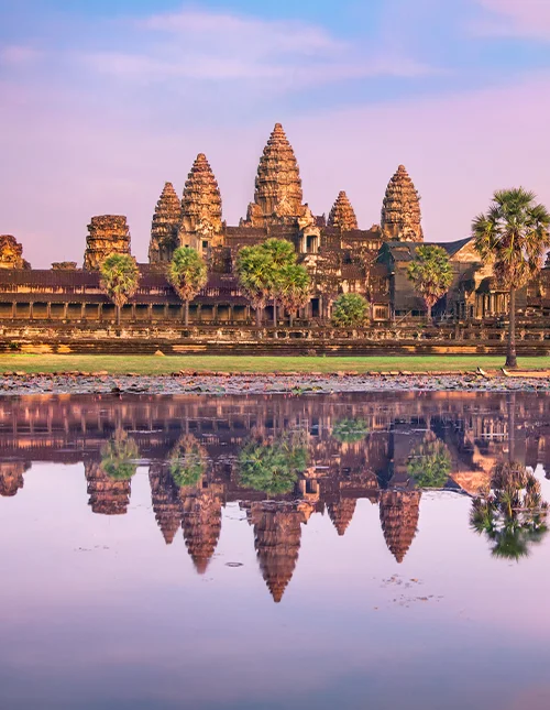 Der Tempel Angkor Wat spiegelt sich im Wasser beim Sonnenaufgang
