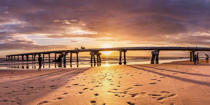 Sonnenuntergang über der Butwani-Brücke in Malindi an der Küste Kenias