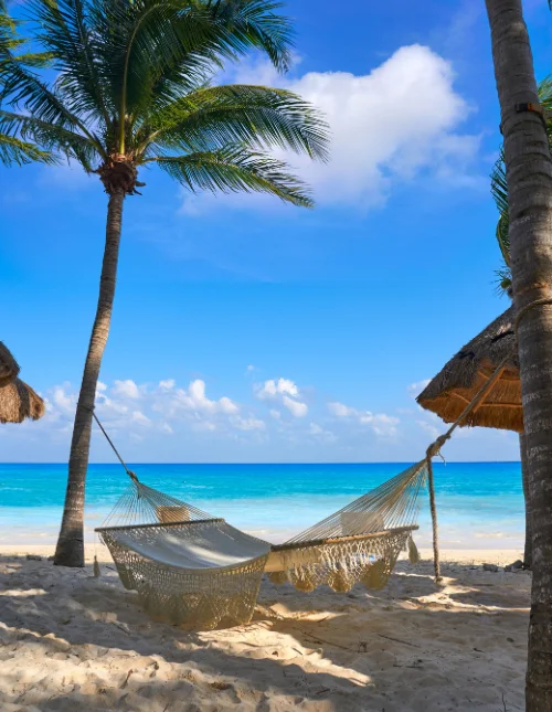 Hängematten am Strand von Playa del Carmen an der Riviera Maya an Mexikos Karibikküste, im Land der Maya