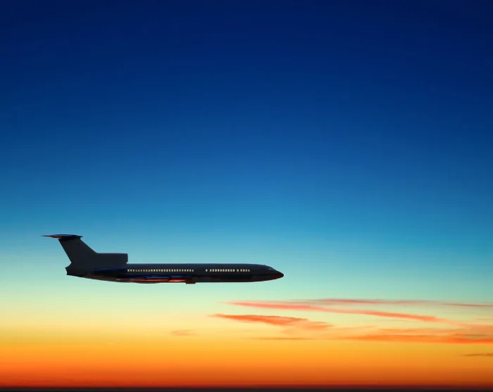 Fliegen Sie bei Sonnenuntergang durch den Himmel