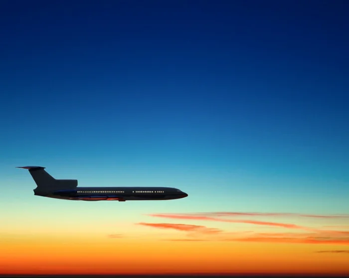 Fliegen Sie bei Sonnenuntergang durch den Himmel
