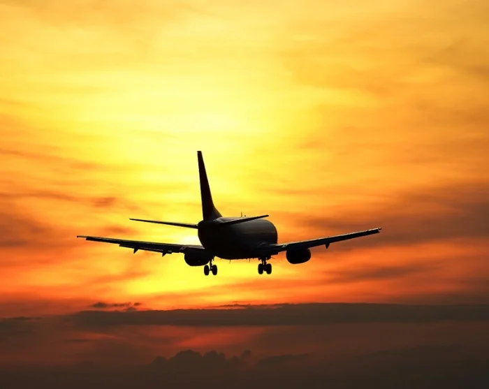 Auf dem Heimflug von Tokio dem Sonnenuntergang entgegen