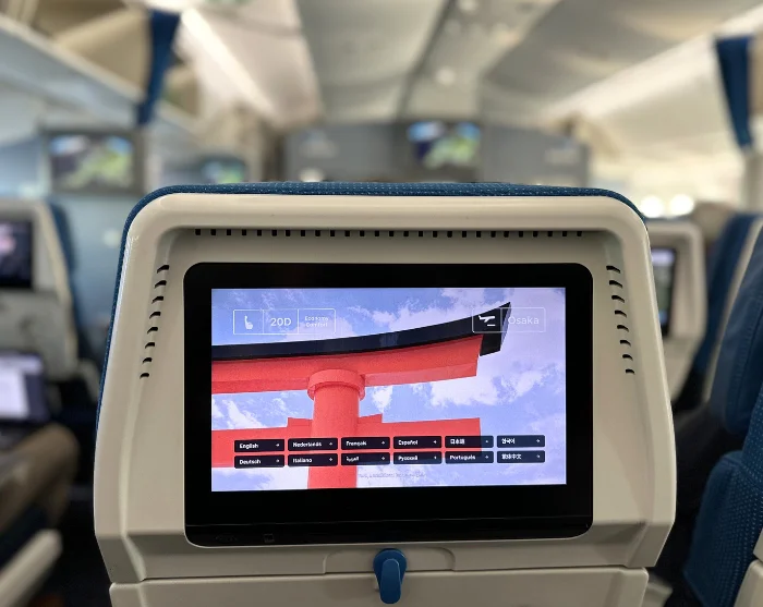 Bildschirm in der Rückenlehne auf dem Weg nach Osaka