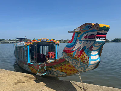 Drachenboot auf dem Parfümfluss in Hué