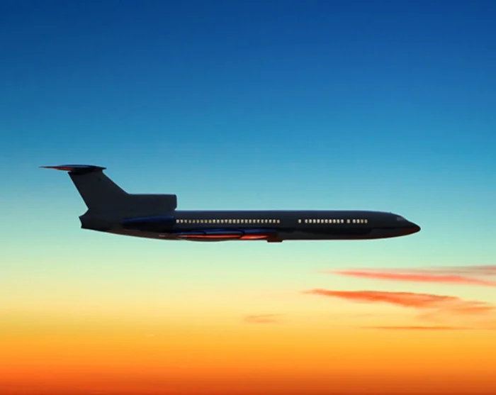 Flugzeug am Himmel bei Sonnenuntergang