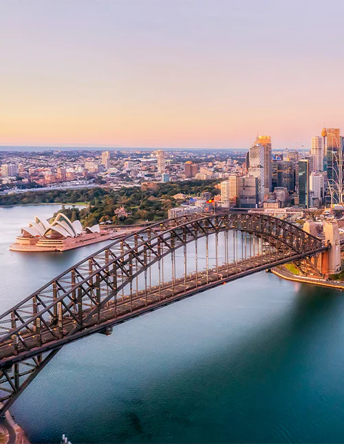 Luftaufnahme der Sydney Harbour Bridge in violettem Licht.