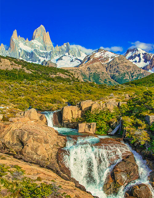 Blick auf die patagonische Landschaft mit dem majestätischen Berg Fitz Roy im Hintergrund