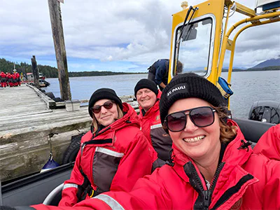 Bianca und zwei Kollegen von TourCompass sitzen in einem Boot auf dem Weg zu einer Walbeobachtungstour in Kanada