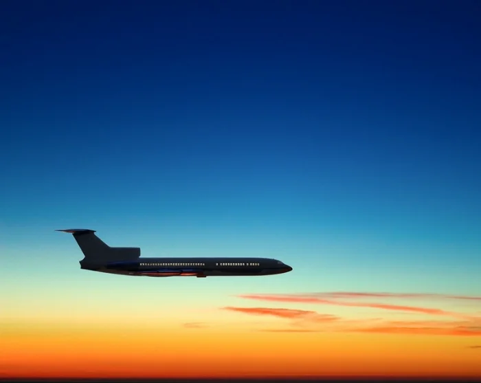 Bei Sonnenuntergang durch den Himmel fliegen