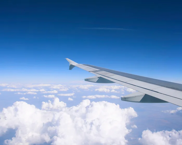 Flugzeugflügel über den Wolken auf dem Weg nach Australien