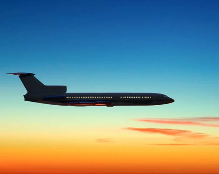 Flugzeug am Himmel bei Sonnenuntergang