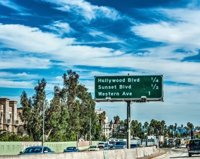 Verkehrsschilder für den Hollywood Boulevard und den Sunset Boulevard in Los Angeles