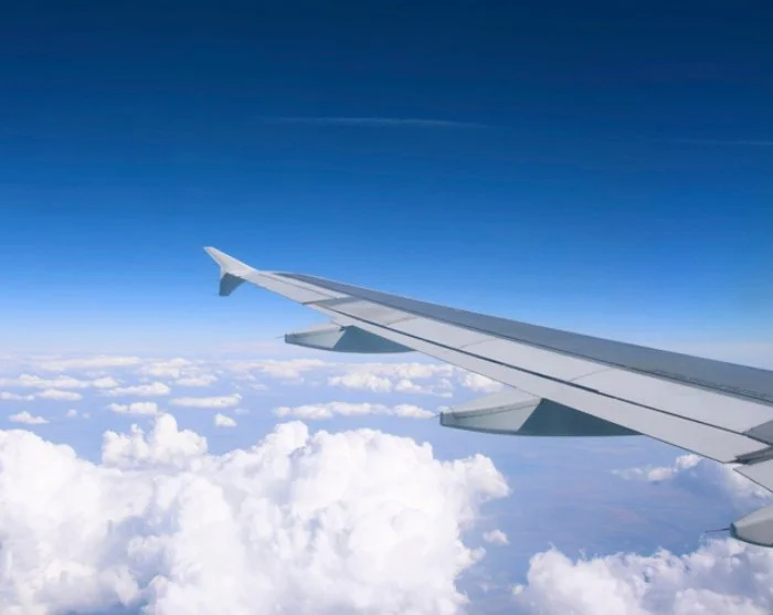 Flugzeugflügel über den Wolken auf dem Weg nach Lima